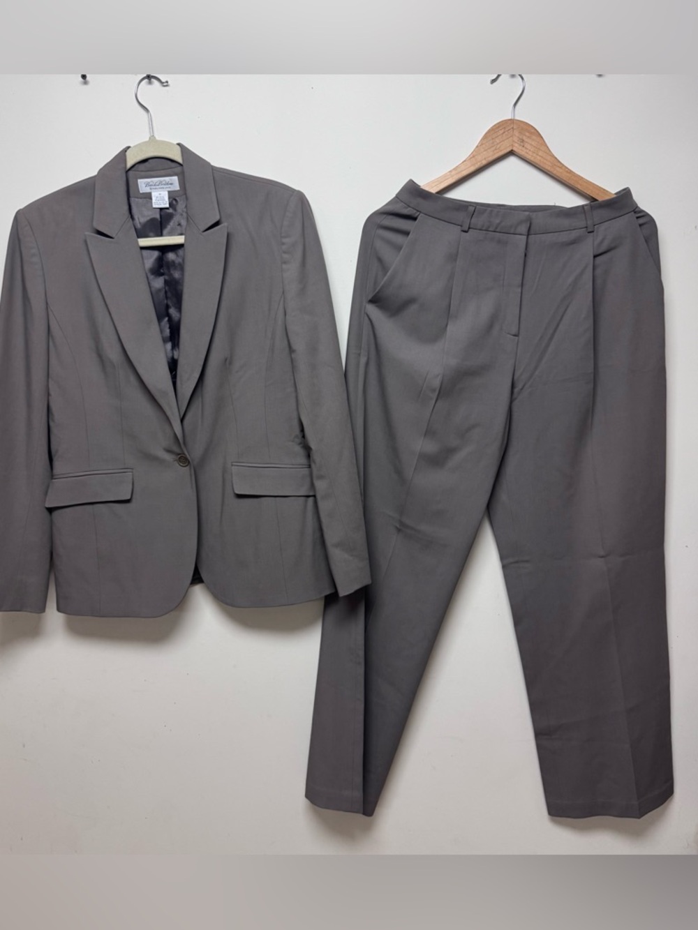Brooks Brothers Made In USA 2 Piece Suit In Brown Pant= Size 6, Jacket= Size: 10